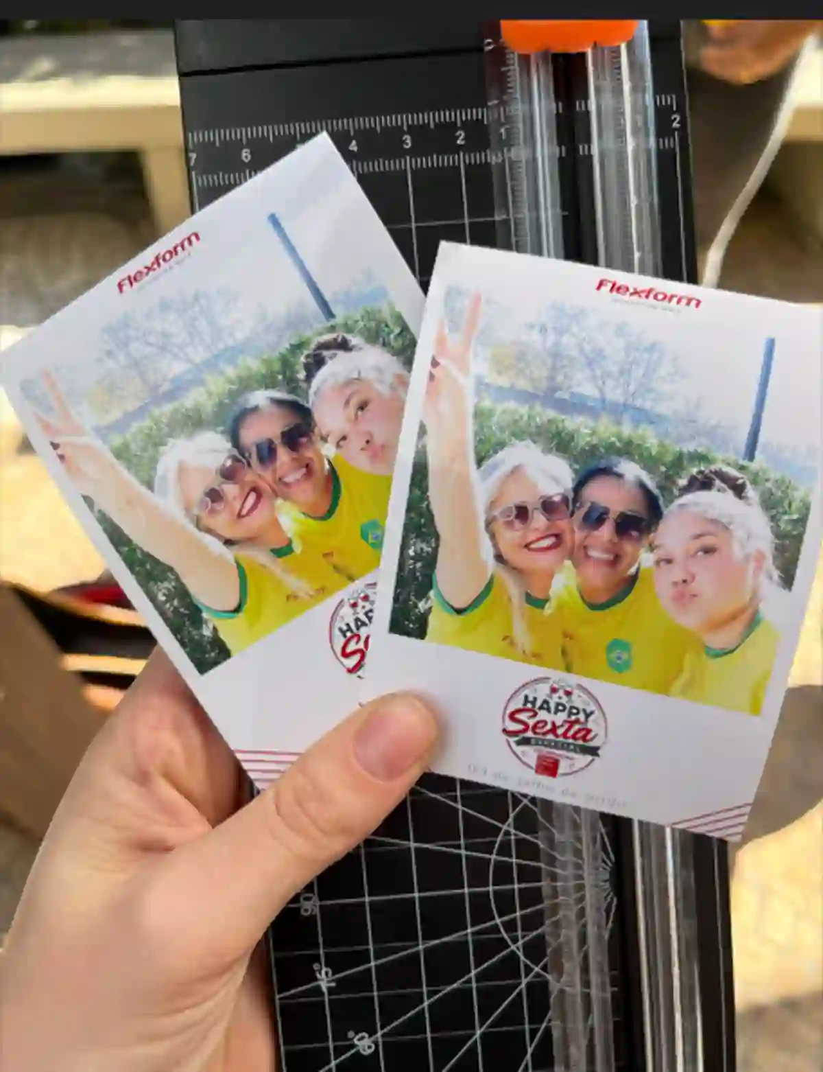 Convidados com fotos impressas na confraternização
