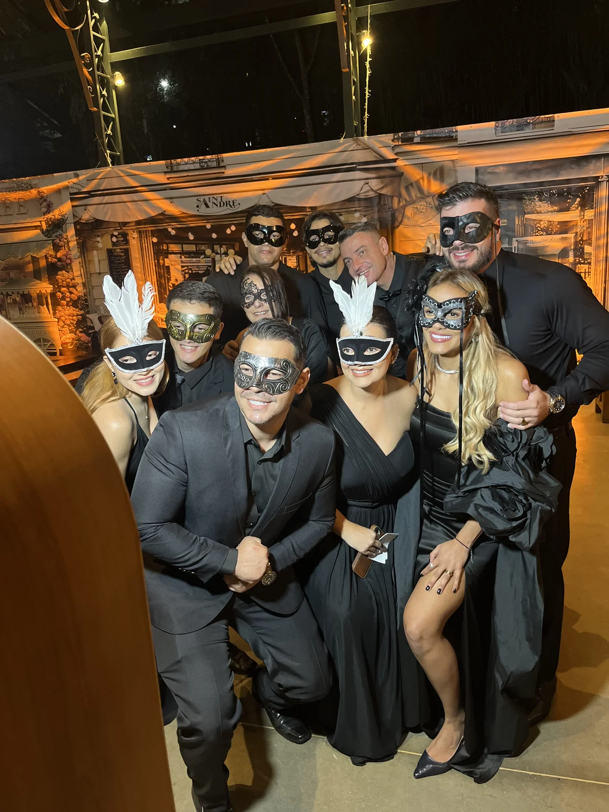 Grupo de formandos se divertindo no baile de formatura