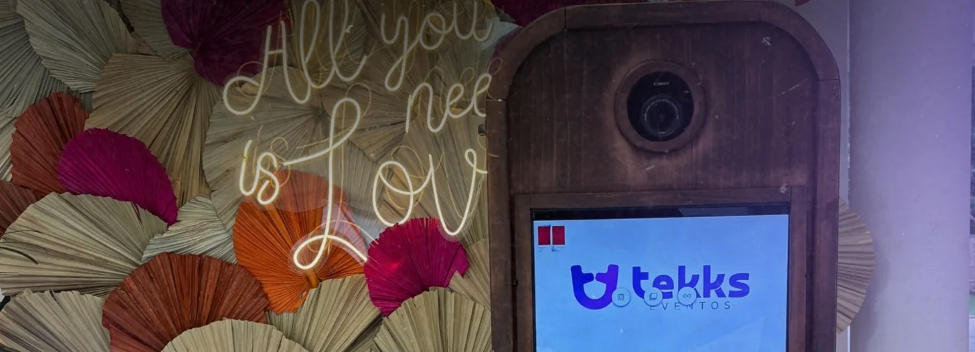 Totem Retrô de fotos com câmera e ringlight em um casamento