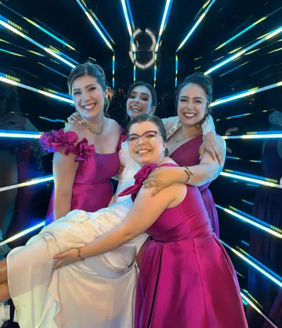 Amigas se divertindo dentro do Túnel Infinity da Tekks