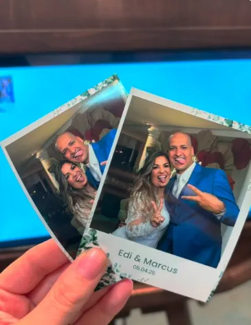 Convidado segurando fotos impressas de um casamento