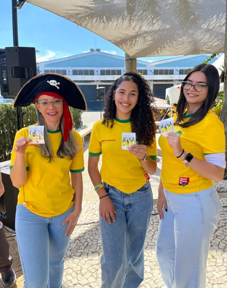 Convidadas com fotos instantâneas em evento corporativo