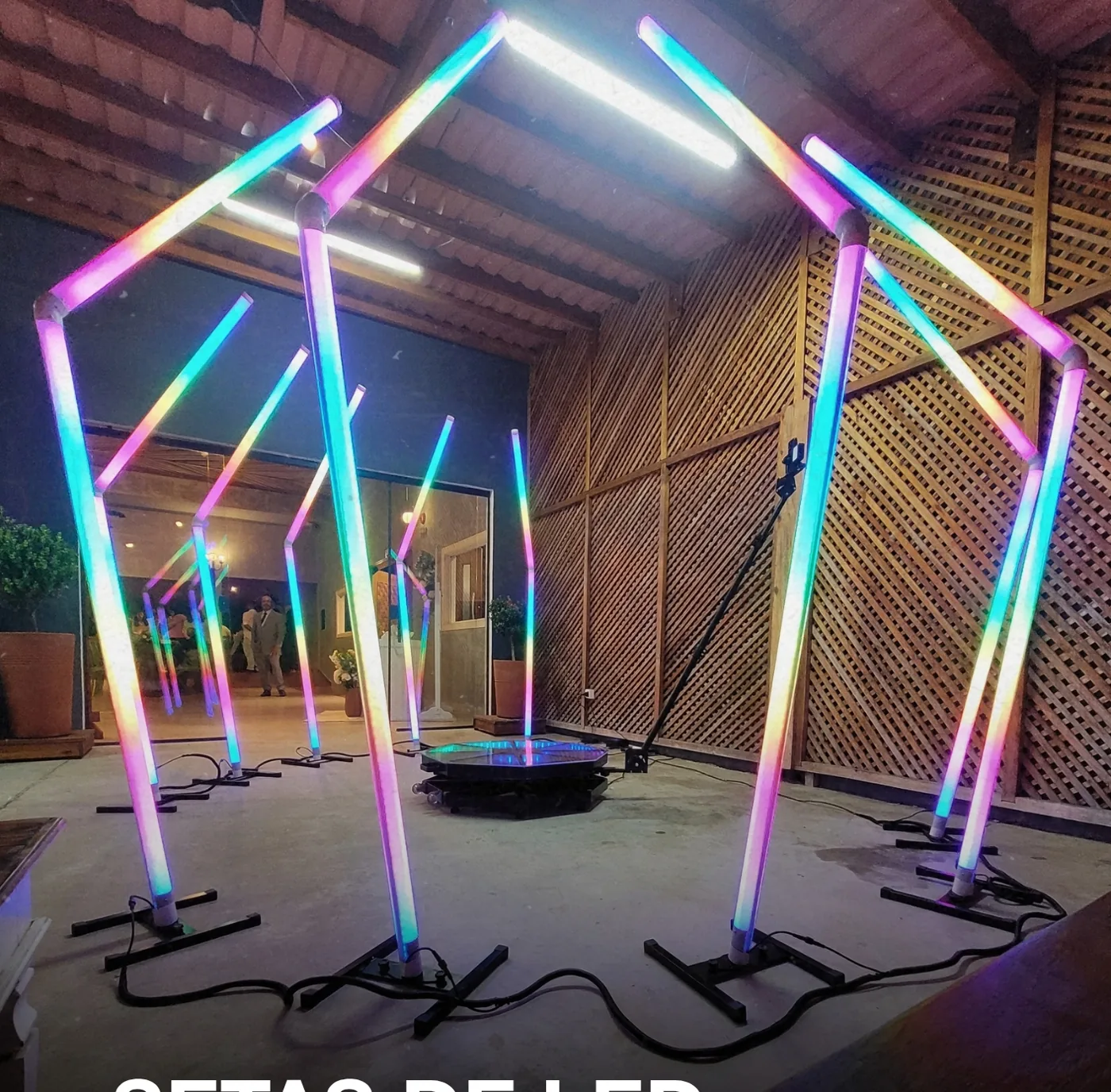 Kit de setas de LED coloridas iluminando a entrada de um evento