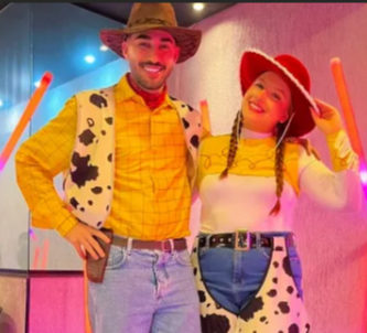 Casal fantasiado de Woody e Jessie posando nas atrações da Tekks
